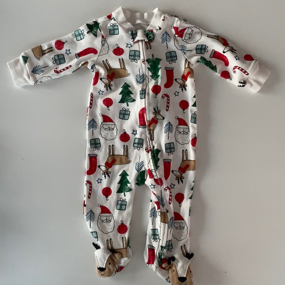 Carter’s onesie Christmas print with reindeer footies size 6 months never worn